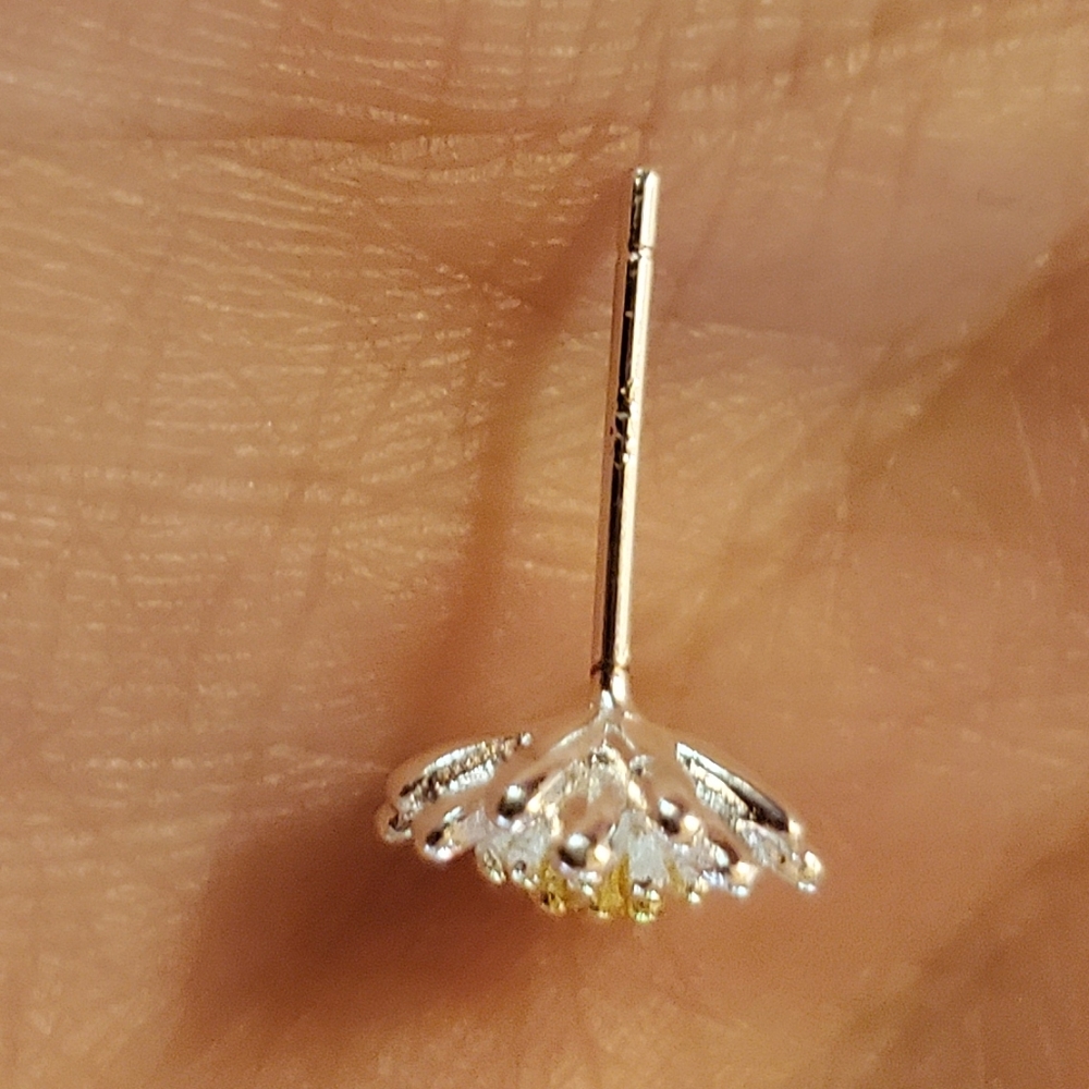 NWOT 925 Sterling Silver Daisy Stud Earrings - Picture 5 of 6